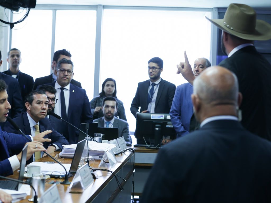 Brasília (DF), 25/09/2025 Reunião da Comissão Parlamentar Mista de Inquérito (CPMI) do INSS  para ouvir o empresário Antônio Carlos Camilo Antunes, conhecido como o Careca do INSS. ( Deputado, José Trovão, bate boca com o advogado, Cleber Lopes, no começo da sessão).