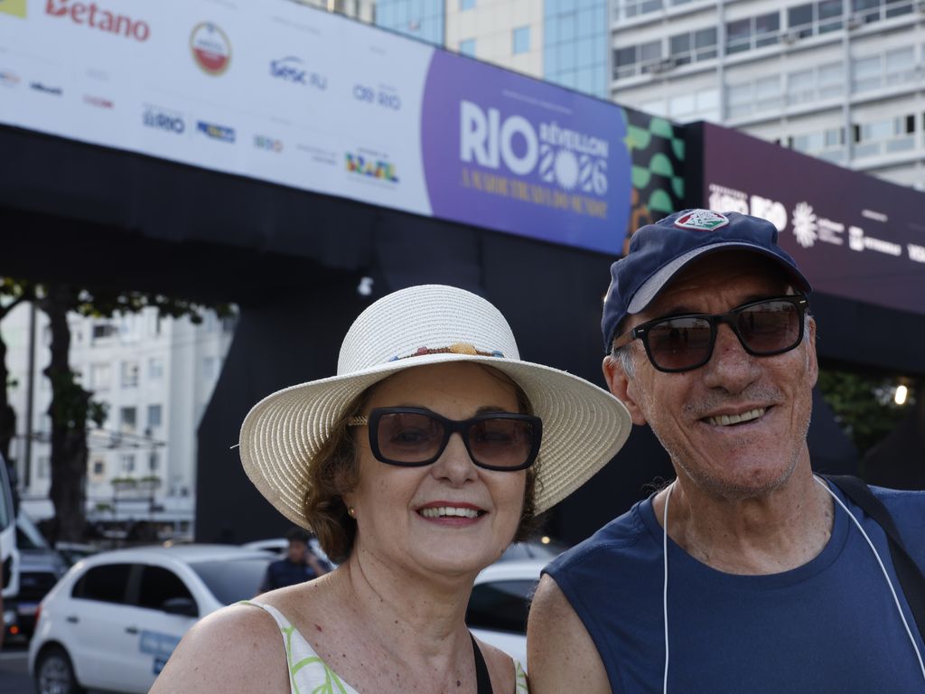 Rio de Janeiro (RJ), 30/12/2025 - Movimentação na praia de Copacabana na véspera da festa de ano novo. Márcia Matos e Evandro Santana, moradores da Barra da Tijuca passeiam na praia de Copacabana.