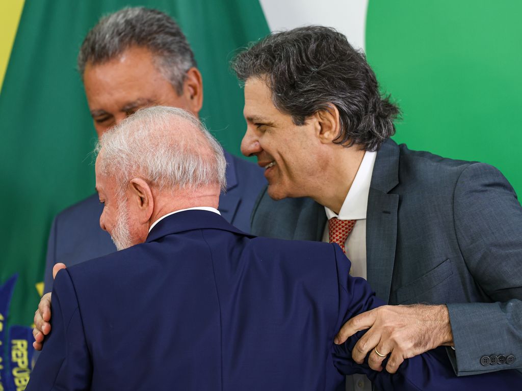 Brasília (DF), 18/12/2025 - O presidente Luiz Inácio Lula da Silva e os ministros da Casa Civil, Rui Costa, e da Fazenda, Fernando Haddad, durante café da manhã com jornalistas, no Palácio do Planalto.
