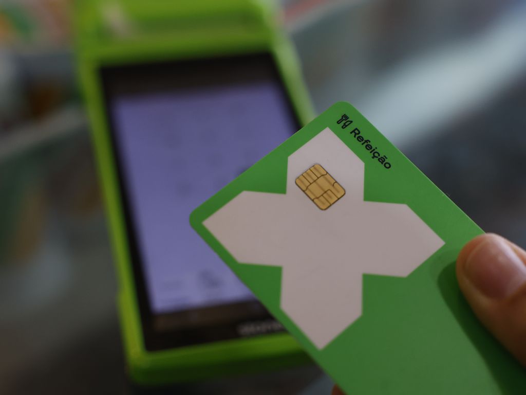 Rio de Janeiro (RJ), 12/01/2025 – Transação comercial em maquininha. Novo decreto moderniza o Programa de Alimentação do Trabalhador (PAT) e traz novas regras ao sistema de vale-alimentação e vale-refeição.