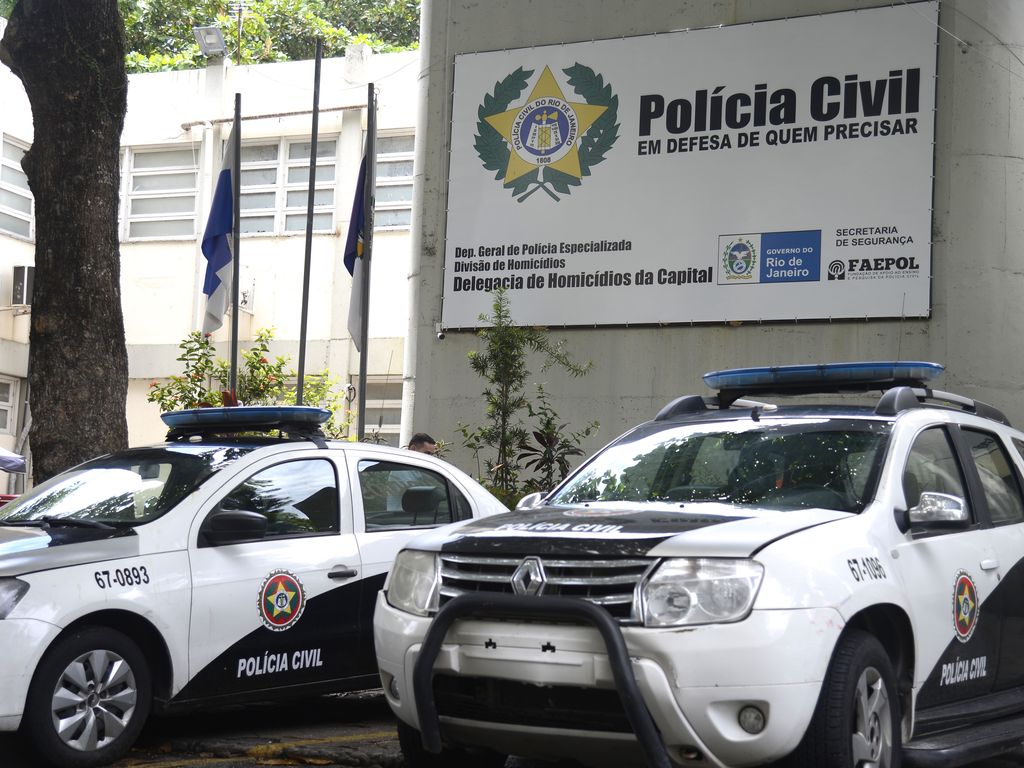 Delegacia de Homicídios do Rio de Janeiro. Dinalva de Oliveira, mãe de Pedro Henrique Gonzaga, jovem morto em supermercado, comparece à Delegacia de Homicídios para prestar queixa de lesão corporal.
Assuntos: morte por asfixia, segurança do supermercado Extra, Pedro Henrique Gonzaga
