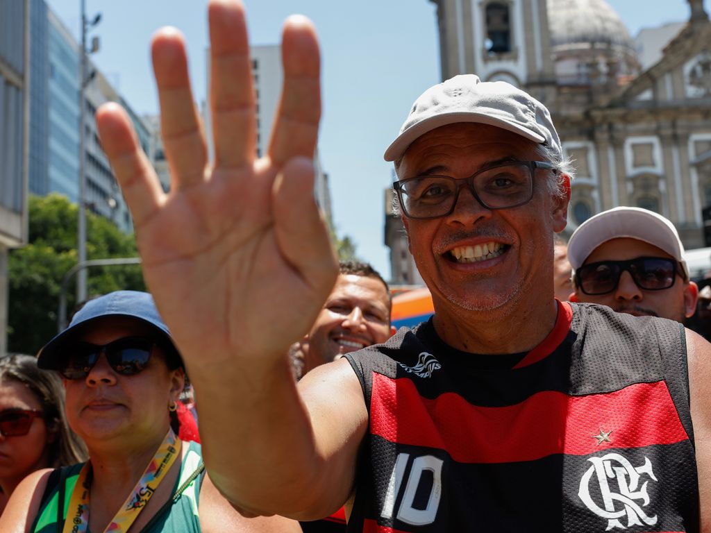 Rio de Janeiro (RJ), 30/11/2025 – Hélio Marcos Ferreira Chaves, torcedore do Flamengo, comemora título da Copa Libertadores, no centro da cidade.