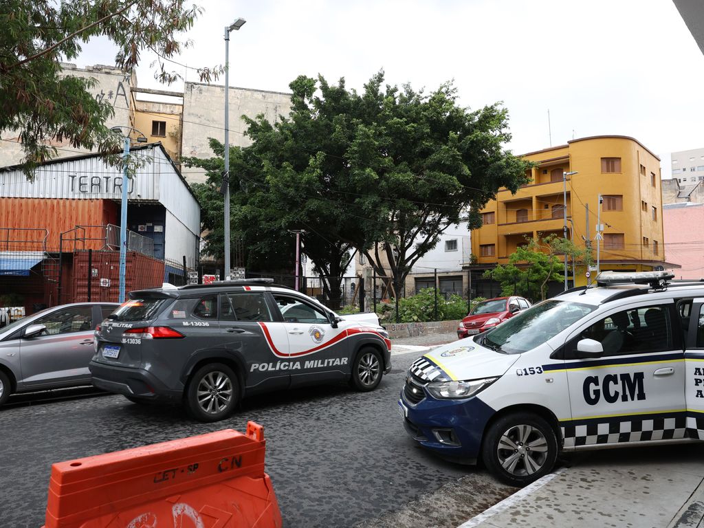 São Paulo (SP), 15/01/2026 - Carros da Guarda Civil Metropolitana - GCM e Polícia Militar em frente ao Teatro de Contêiner Mungunzá interditado pela prefeitura.