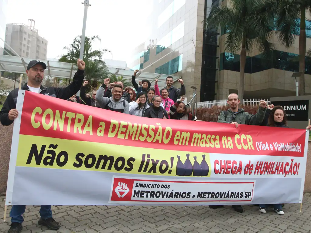 São Paulo (SP), 19/07/2023 - Protesto do sindicato dos metroviários em frente a sede do grupo CCR após as demissões de 140 trabalhadores, na Vila Olímpia.
