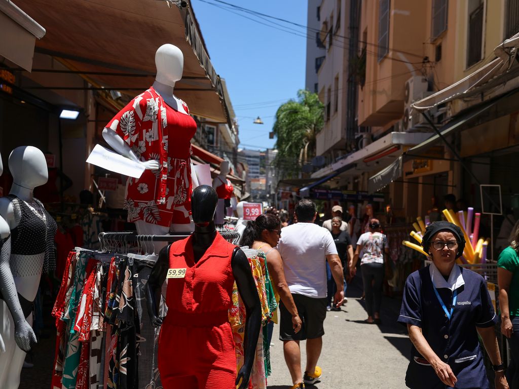 Rio de Janeiro (RJ), 23/12/2025 – Consumidores fazem compras na antevéspera de Natal no Saara, na região central do Rio de Janeiro.