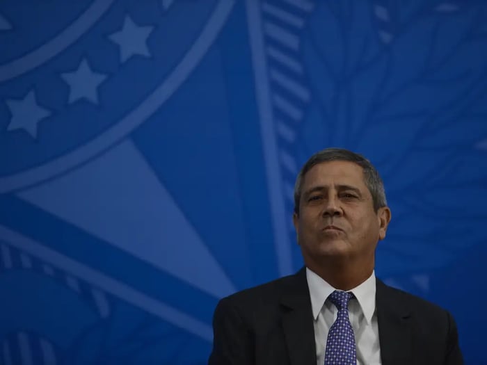 Defesa de Braga Netto pede TV a cabo na cela e autorização para graduação EAD