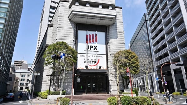 Bolsa do Japão bate recorde após vitória do partido de Sanae Takaichi