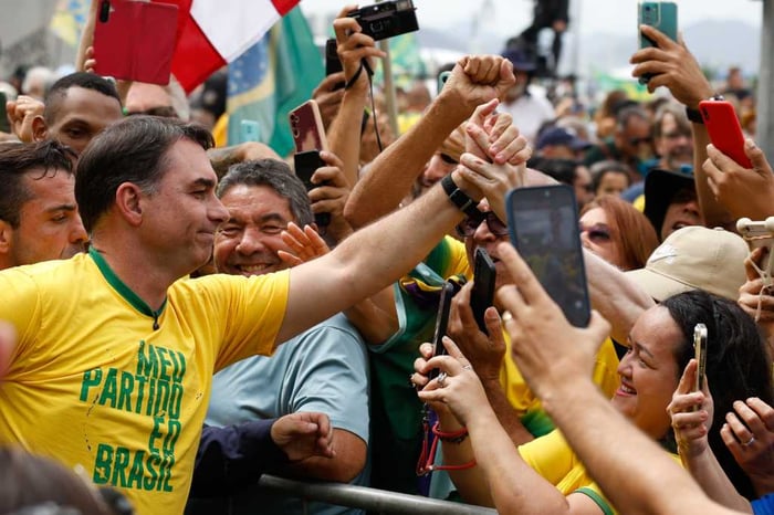 Flávio Bolsonaro promete combate ao “narcoterrorismo” em ato com Douglas Ruas em Nova Iguaçu